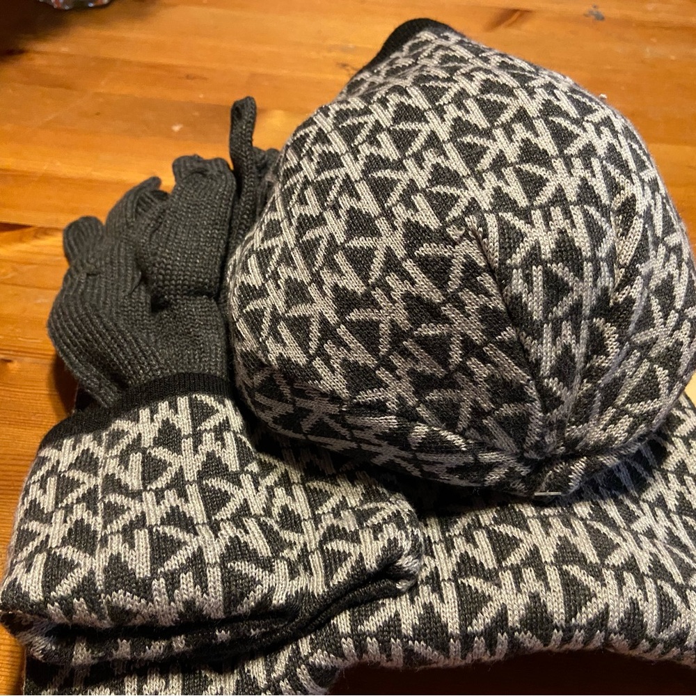 Michael Kors Monogram Knit Gloves in Black and Gray